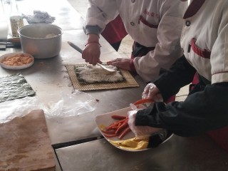 8、寿司????,海苔放于寿司帘上，铺上糯米饭、一次铺上火腿肠，鸡柳，鸡蛋，撒上肉松。然后从一头卷起，切段。