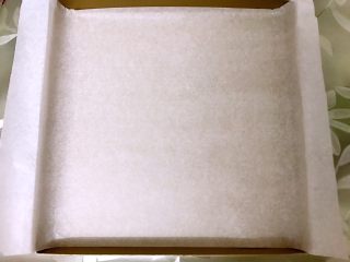 1、胖胖卷——肉松沙拉蛋糕卷,三能金盘铺上油纸备用