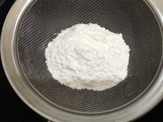 3、胖胖卷——肉松沙拉蛋糕卷,筛入低粉