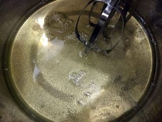 6、胖胖卷——肉松沙拉蛋糕卷,30克糖和蛋清放入无水无油无蛋黄的盆里