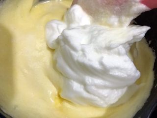 11、胖胖卷——肉松沙拉蛋糕卷,再取剩下的二分之一蛋白翻拌均匀