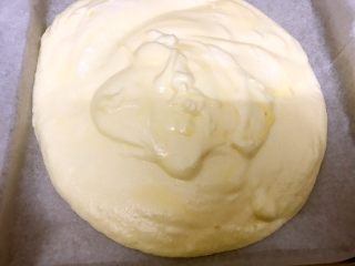 12、胖胖卷——肉松沙拉蛋糕卷,倒入烤盘里