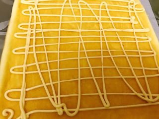 15、胖胖卷——肉松沙拉蛋糕卷,挤上沙拉酱