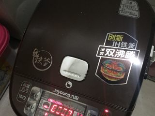 1、爱心寿司,煮糯米饭，糯米是头天晚上清水冲洗了一遍，然后浸泡着，早上直接放电饭煲里和煮米饭一样煮的，今天的水放多了些有点黏糊，其实糯米饭是隔水蒸最香最好的