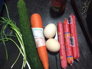 2、爱心寿司,把昨天晚上准备好的食材从冰箱取出，切成条状，鸡蛋划开加点葱末