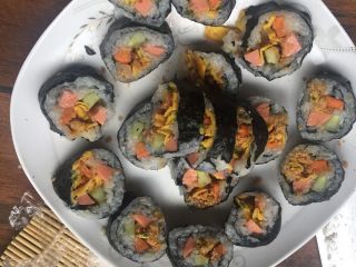 7、爱心寿司,美美的爱心寿司就做好了，告诉大家我今天准备的食材有点多，糯米煮多了准备酿糯米酒呢嘻嘻嘻