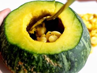 3、燕麦南瓜饭,挖掉南瓜籽