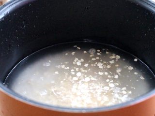 7、燕麦南瓜饭,放入电饭锅，再放入燕麦