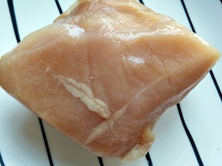 1、鸡胸蔬菜小方,鸡胸肉清洗干净，不喜欢肥肉的可以剔掉