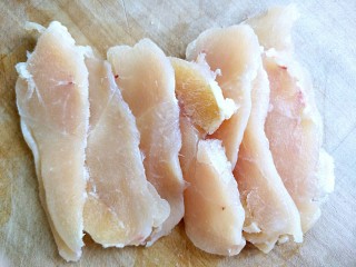 2、鸡胸蔬菜小方,鸡胸肉最好是提前冻一下，这样好切，也可以用绞肉机
