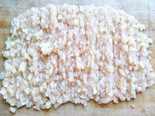 3、鸡胸蔬菜小方,切成小丁就可以啦