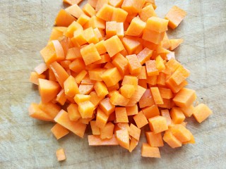 4、鸡胸蔬菜小方,胡萝卜切成0.5厘米的方块