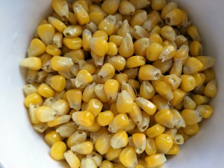 5、鸡胸蔬菜小方,玉米我用的是甜玉米，用黏玉米也可以啦