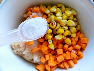 8、鸡胸蔬菜小方,加入酱油，盐，充分搅拌