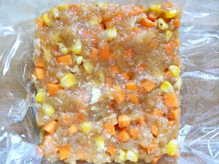 11、鸡胸蔬菜小方,把鸡肉放进去，用勺子铺平，调整好厚度，大概2.5厘米左右