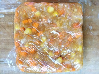 12、鸡胸蔬菜小方,用保鲜膜包起来，用手压实。慢慢拿掉保鲜膜，放在容器里微波炉高火三分钟