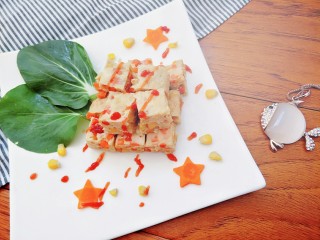 13、鸡胸蔬菜小方,稍微晾凉就可以切成小块，装盘，挤上自己喜欢的酱料，我挤的番茄酱，黑胡椒也不错哦