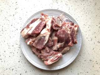 1、冰梅酱排骨,排骨洗净切小段