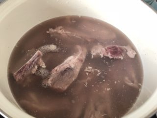 2、冰梅酱排骨,凉水下锅煮出浮沫