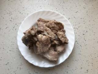 3、冰梅酱排骨,排骨捞出，用厨房纸擦干水分