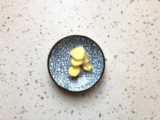 4、冰梅酱排骨,姜切大片