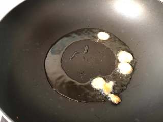 5、冰梅酱排骨,热锅热油爆香姜片