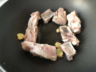 6、冰梅酱排骨,放入排骨中火煎