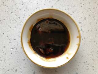 7、冰梅酱排骨,煎排骨时来准备梅子酱料汁，将除去盐以外的调料全部放入碗中调匀