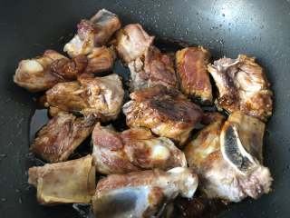 8、冰梅酱排骨,排骨煎至两面变色时倒入料汁翻炒