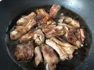 9、冰梅酱排骨,倒入适量开水，中火炖20分钟