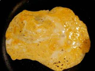 2、紫菜包饭+#挑战鸡蛋的100种做法#,鸡蛋烫成长方形的备用