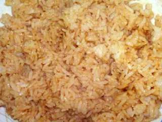 3、紫菜包饭+#挑战鸡蛋的100种做法#,米饭蒸熟用香醋和美味鲜搅拌均匀待用。