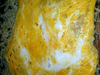 4、紫菜包饭+#挑战鸡蛋的100种做法#,寿丝卷帘摊开，放上紫菜把米饭均匀地摊开，铺上烫好的鸡蛋，胡萝卜黄瓜丝。