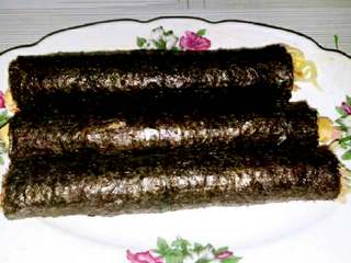 5、紫菜包饭+#挑战鸡蛋的100种做法#,卷卷卷再卷，卷的越紧越好。