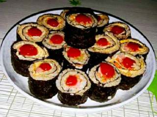 6、紫菜包饭+#挑战鸡蛋的100种做法#,切段点缀番茄酱装盘食用。我费了好长时间，小朋友一下子吃完了。????