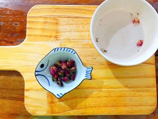 2、养生养颜之仙女羹（红豆莲子茉莉玫瑰花羹）,玫瑰花用凉开水稍微洗一下，沥干水分，备用！