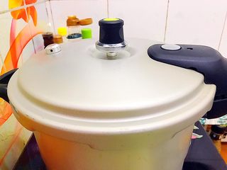 6、养生养颜之仙女羹（红豆莲子茉莉玫瑰花羹）,盖上高压锅盖子，拧严实，开大火煮！