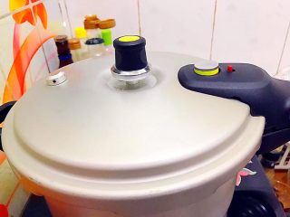 7、养生养颜之仙女羹（红豆莲子茉莉玫瑰花羹）,没多久之后高压锅就发出“嗤嗤嗤”的声音来了，气阀也升上来了，宝贝们看见高压锅把柄上红色的那根和绿色的气阀没有？已经上升起来了，这个时候就转小火，然后煮20分钟！