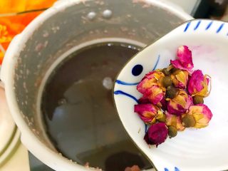 8、养生养颜之仙女羹（红豆莲子茉莉玫瑰花羹）,再加入玫瑰花！