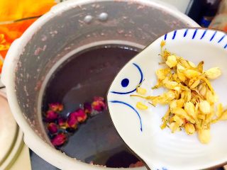 9、养生养颜之仙女羹（红豆莲子茉莉玫瑰花羹）,再加入茉莉花！
