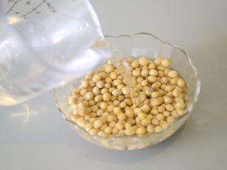 2、美龄粥,黄豆洗净，加水清水，放入冰箱浸泡过夜。