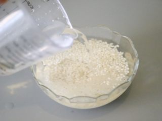 4、美龄粥,米淘洗三次，加入清水浸泡三小时以上。