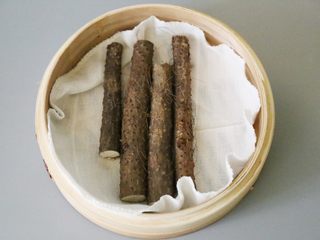 5、美龄粥,山药洗净表皮，放入蒸笼蒸熟。