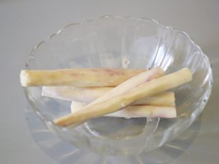 6、美龄粥,蒸熟后的山药放温去皮。