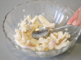 7、美龄粥,用勺子压成小块。