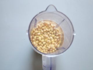 9、美龄粥,浸泡好的黄豆放入料理机或豆浆机，打成豆浆。