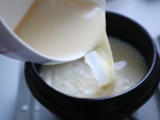 11、美龄粥,过滤好的豆浆倒入砂锅中，煮开。