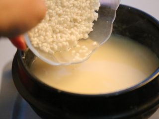 12、美龄粥,将浸泡好的大米沥干，倒入煮开的豆浆，小火慢煮半小时；加入压好的山药，继续小火熬煮。