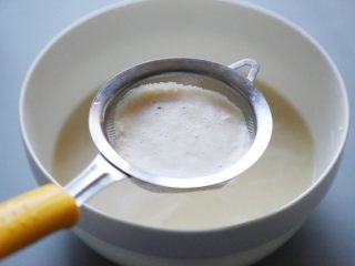 10、美龄粥,打好的豆浆用网筛过滤，去掉豆渣。