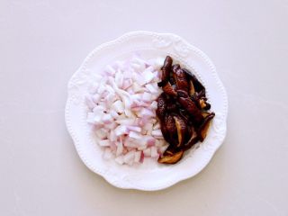3、喷香的香菇排骨焖饭,洋葱切成小丁,香菇泡发后挤出水分切成条状。